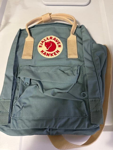 Mini mochila Fjallraven Kanken azul cielo/roble claro