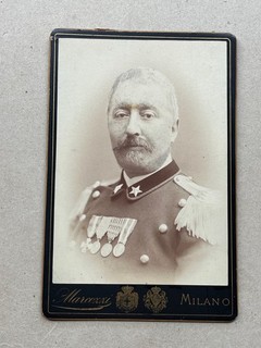 T) Foto militare cartonata 17x11 periodo umbertino medaglie risorgimento Milano.
