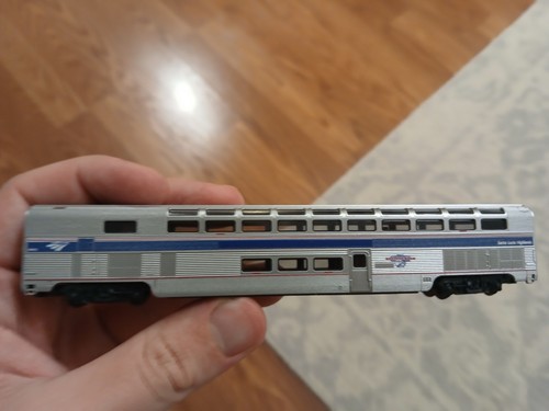 Kato N Budd Hi-Level Pacific Gesellschaftswagen, Amtrak Phase IVb AMTK # 156-0950 | Zustand: Used