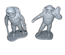 Astronaut Spaceman Figures Grey Plastic Lot of 5 Vintage China Plus Bonus T2071