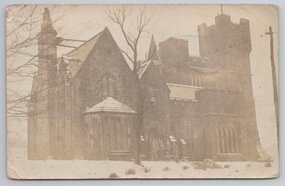RPPC unbekanntes schlossähnliches Schulgebäude im SCHNEE mit Männergruppe um 1905