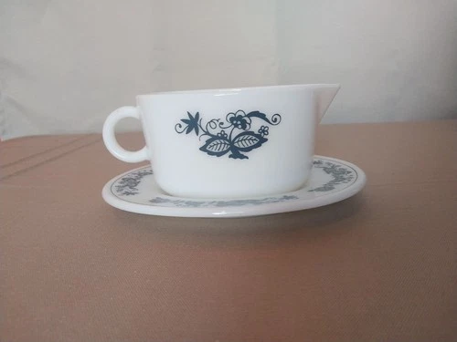 Vintage Pyrex OLD TOWN BLUE ONION  Gravy Boat and Under Plate