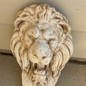 Regal Lion Head Wall Garden Sculpture Water Feature With Hole For Water Hose