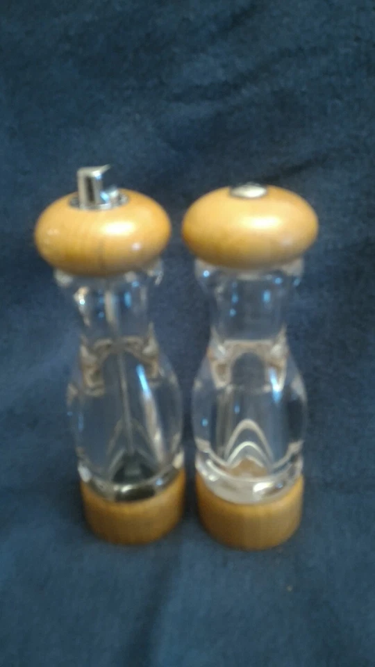 Olde Thompson VINTAGE 8" Acrylic Beech Wood Salt & Ceramic Pepper Mill Set  - Imagem 3 de 4
