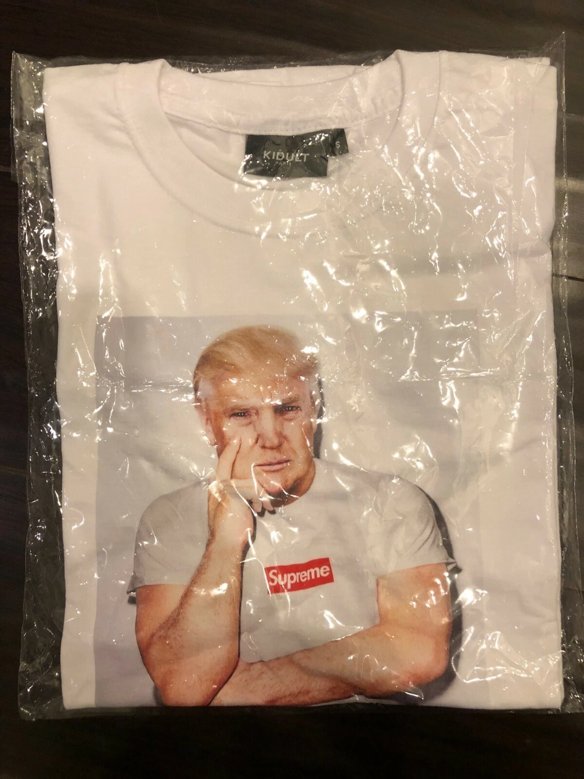 NEUF KIDULT Trump Season Pax Americana Supreme Tee blanc taille S EN MAIN