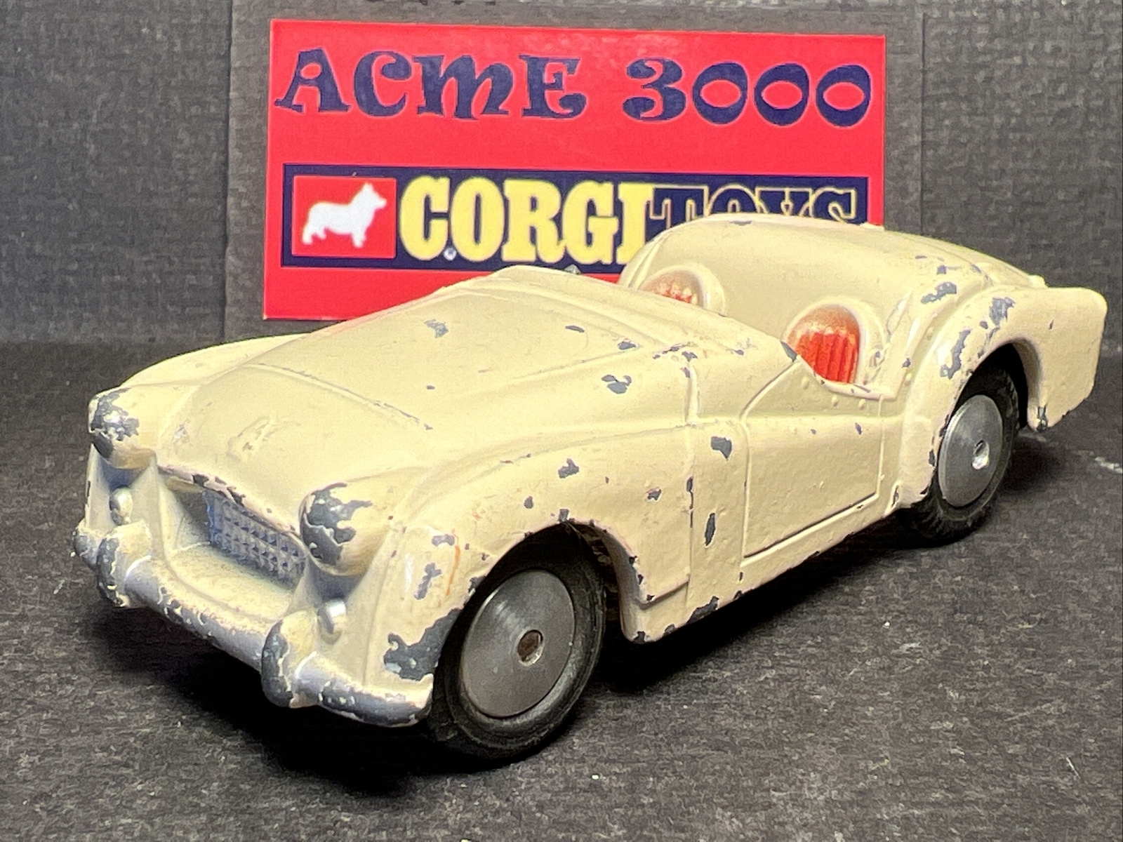 CORGI TOYS - 301 - Triumph TR2 Sports Car - Crème - En boe | BRICABOCK