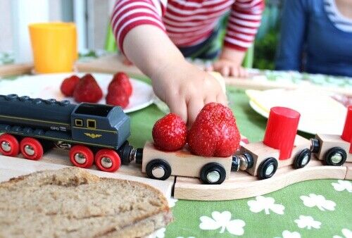 Holz Eisenbahn Frühstücksset in rot Holzeisenbahn Frühstücksbrettchen Kinder - Bild 6 von 6
