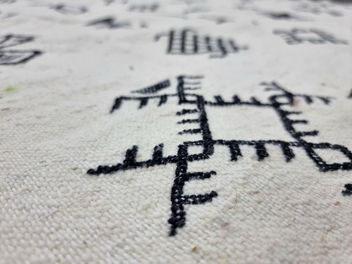 Moroccan Handmade Kilim Zanafi Rug 4'8"x8'3" Berber Abstract White Black Carpet - Picture 10 of 12