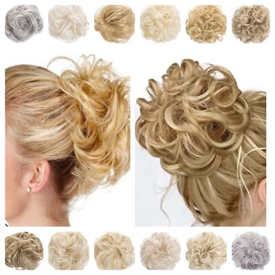 Koko Messy Bun Scrunchie groß lockig gewellt natürlicher Look Haar Blond Farbtöne Hochsteckfrisur