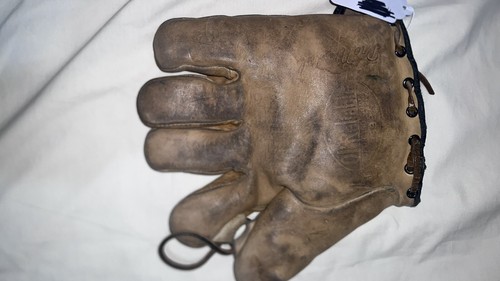1910'/20's Ol' Reliable Baseball Glove, 9" Wide x 9.5" High - Picture 4 of 7