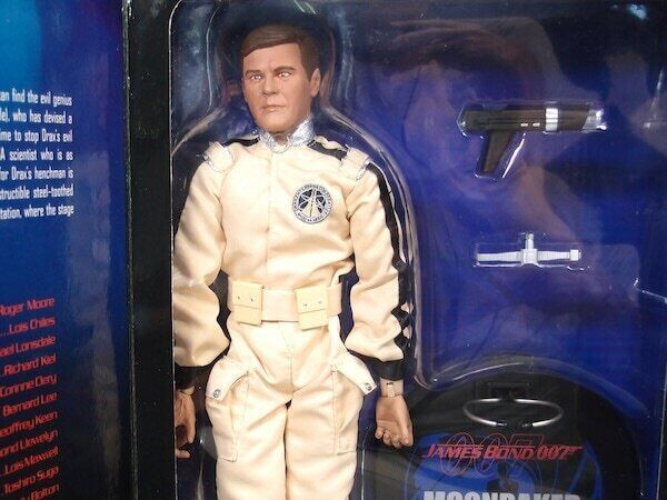 SIDESHOW 007 MOONRAKER Roger Moore as James Bond - JAMES