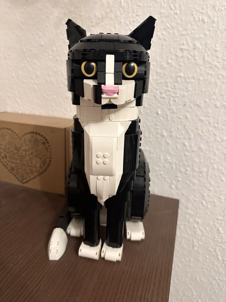 LEGO Ideas 21349 Tuxedo Cat, photo 1 of 5