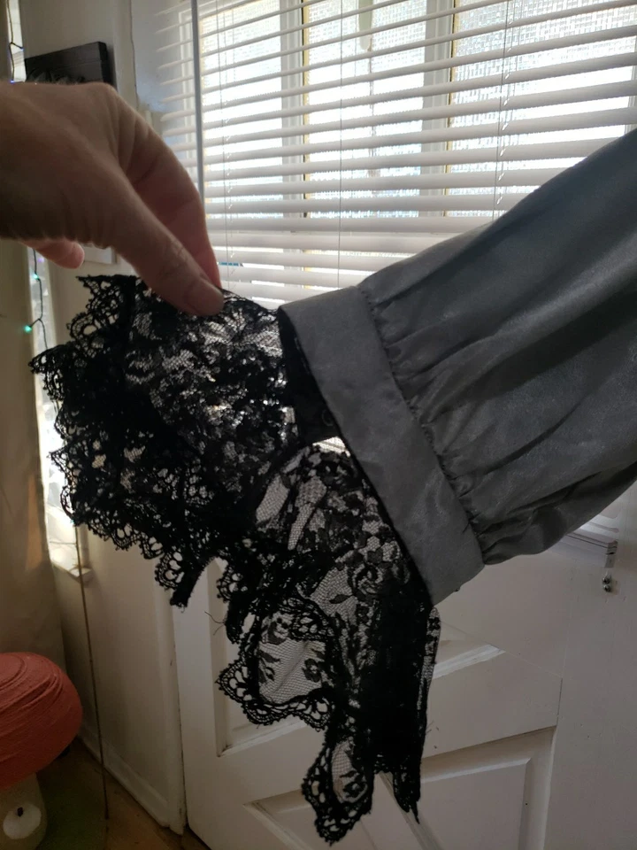 Blusa camisa santuário cinza cetim renda GG gótica vitoriana eduardiana vampiro  - Imagem 2 de 4