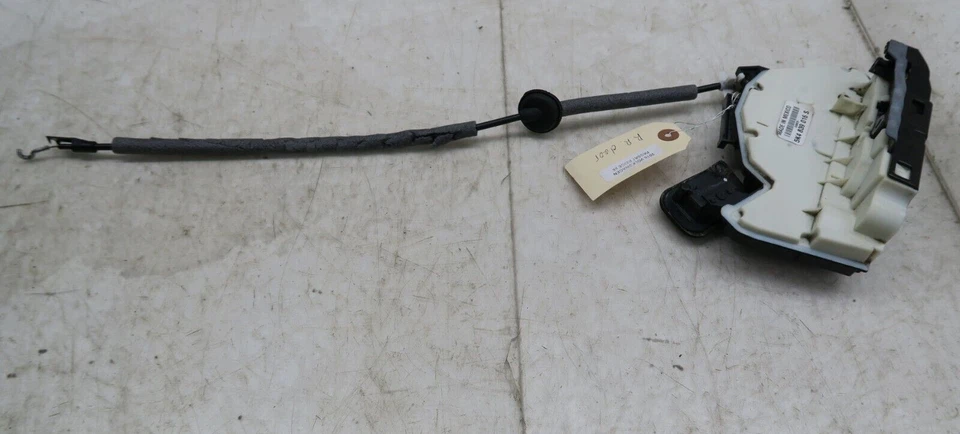 Actuador de cierre de puerta trasera derecha Volkswagen Passat 2016-2019 OEM 5K4839016 Foto 2 de 4