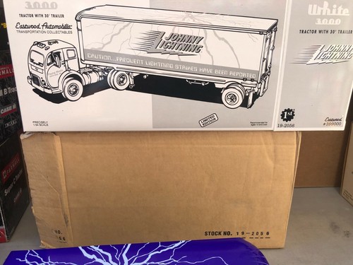 1/34 FIRST GEAR 1953 WHITE 3000 SEMI & TRAILER JOHNNY LIGHTING PURPLE 19-2056 - Picture 6 of 8