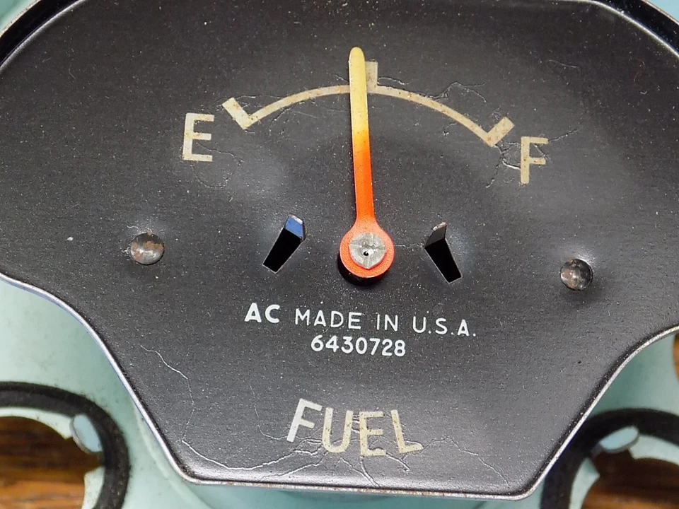 Chevrolet Chevy II 1965 indicador de combustible Foto 2 de 4