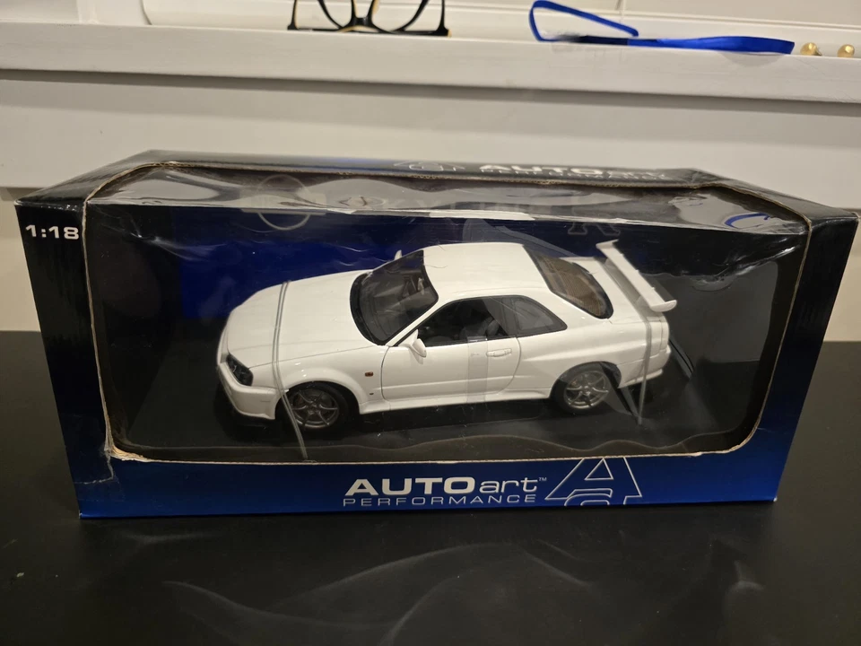 Autoart 1:18 Scale Diecast Car Nissan Skyline GTR R34 V Spec White #77303 - Image 3 of 4
