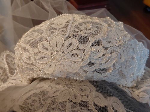 Wedding Veil Lacy Sheer Floral Beading White Bendable Headpiece 63Wx67L - Picture 8 of 10
