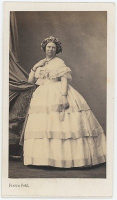 CDV um 1865. Porträt einer Frau im Kleid von Pierre Petit in Paris.