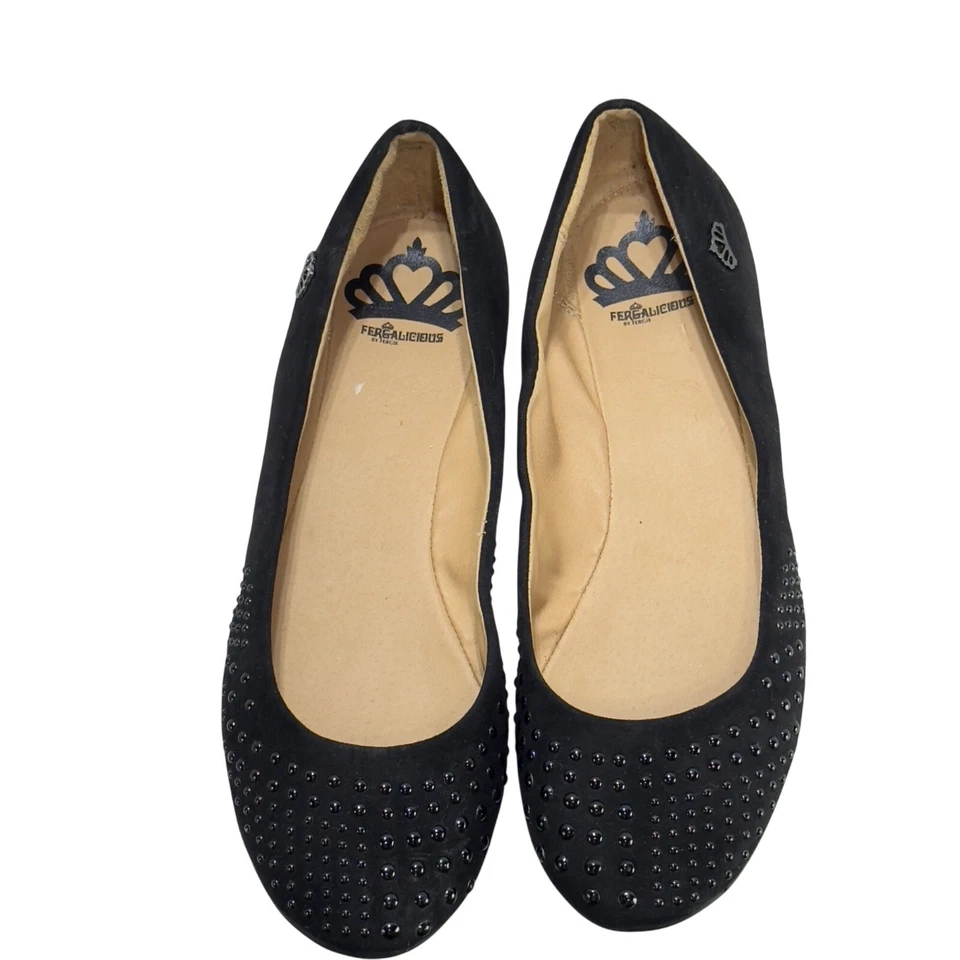 Pisos planos de ballet de gamuza negros con estrás tachonados en la parte superior de Fergie Foto 3 de 4