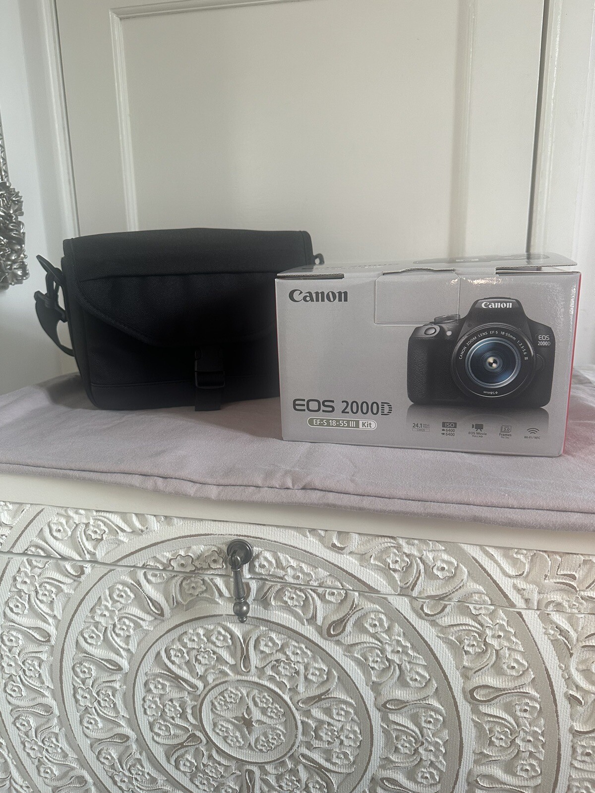 Canon EOS 2000D DSLR Camera & EFS 1855mm III Lens Kit Boxed Battery