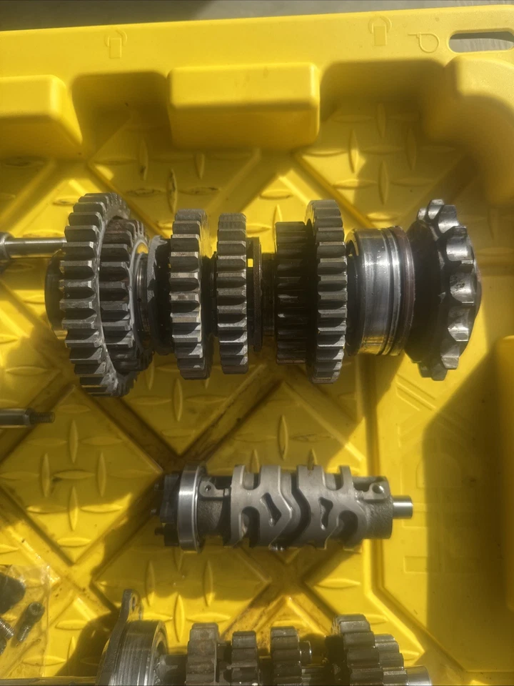 03-05 Yamaha YZFR6 R6 2005 transmisión caja de cambios eje de engranajes horquilla tambor cubierta lote Foto 2 de 4