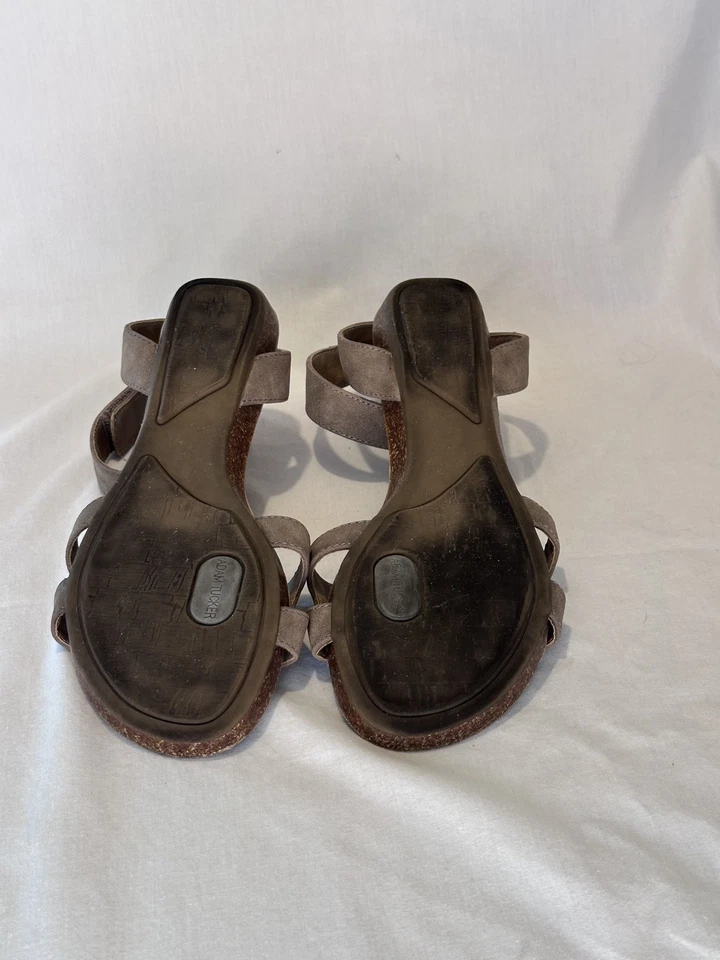 Sandalias Mally de cuero sintético tostadas ADAM TUCKER by Me para mujer talla US 8M Foto 4 de 4