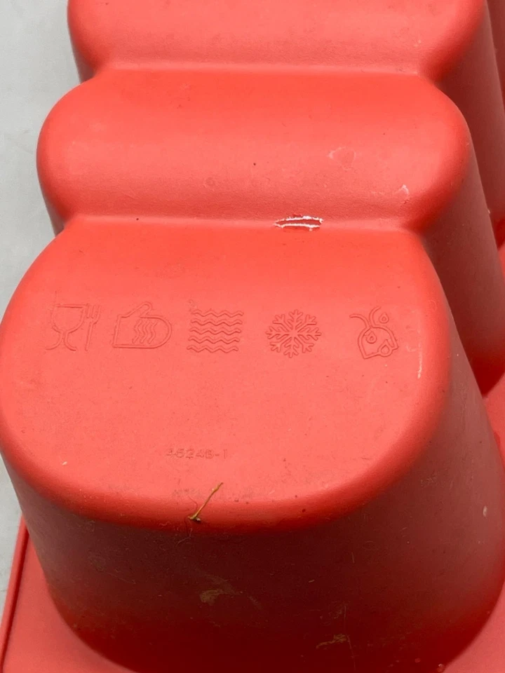 Tupperware 4524B-1 pan para hornear con forma de silicona roja 11,5x3x 4,5" LEER Foto 4 de 4