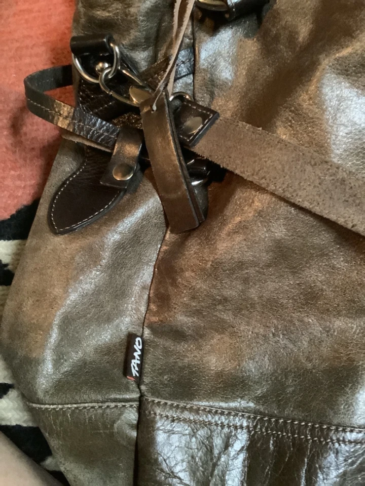 Bolso de hombro de cuero marrón Tano con detalles en negro y plata Foto 4 de 4