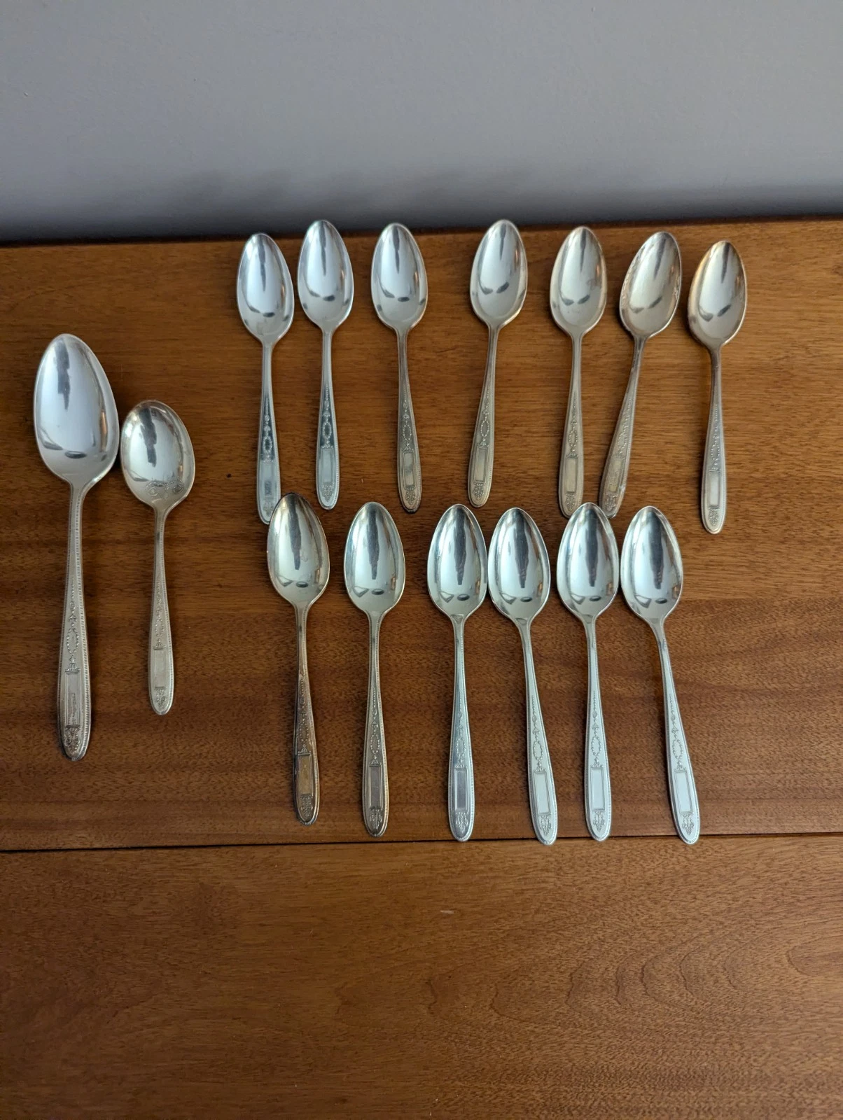 15-VINTAGE ONEIDA GROSVENOR SILVERPLATE (13)TEASPOONS 6-1/8", SUGAR, SERVING SP