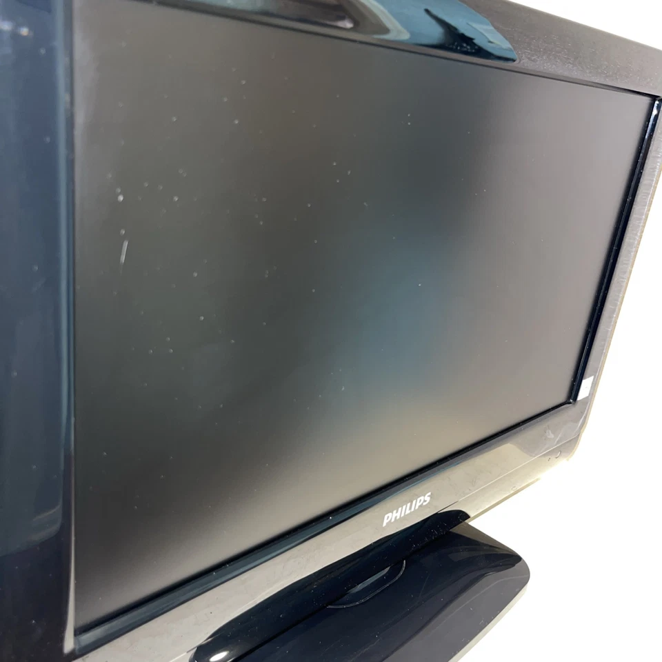 Philips 19PFL3504D/F7 19-Inch LCD HDTV Gaming TV / Monitor - Image 2 of 4