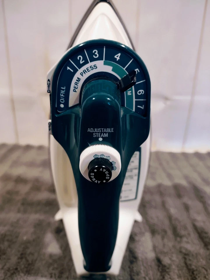 Black & Decker Automatic Shut-Off Adjustable Steam Iron Linen Cotton Wool 🧺🧺 - Image 4 of 4