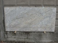 LASTRA IN MARMO CON FREGIO DI TORO IN BASSO RILIEVO