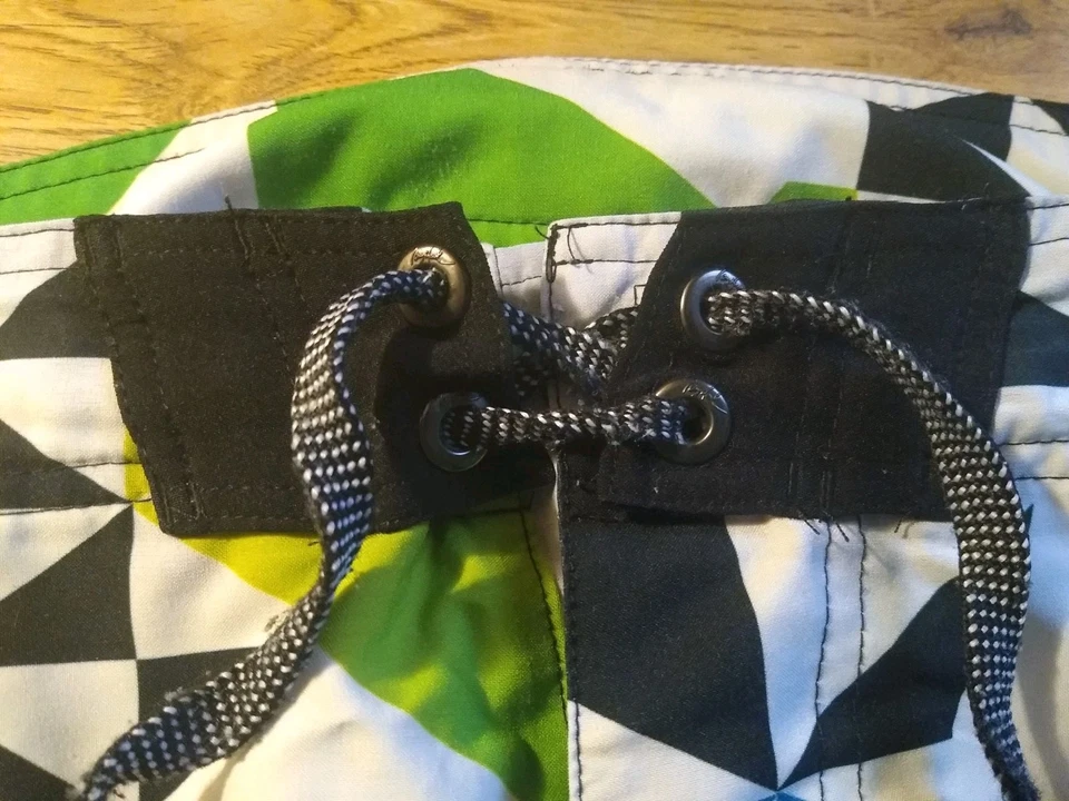 Raro De Colección Excelente Y2K Tony Hawk Geométrico Neón Board Shorts Talla 38 Foto 3 de 4