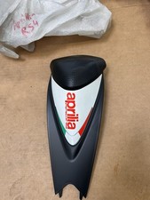 Aprilia RS4 Coprisedile / Rivestimento Posteriore Originale - NUOVO - OEM (858837)