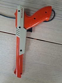 Nintendo Nes Console 22 Games 2 Controllers Nes Advantage Controller And Zapper.