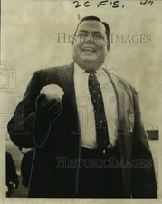 1967 Press Photo Lloyd Eaton holding snowball at New Orleans Airport - noo13623
