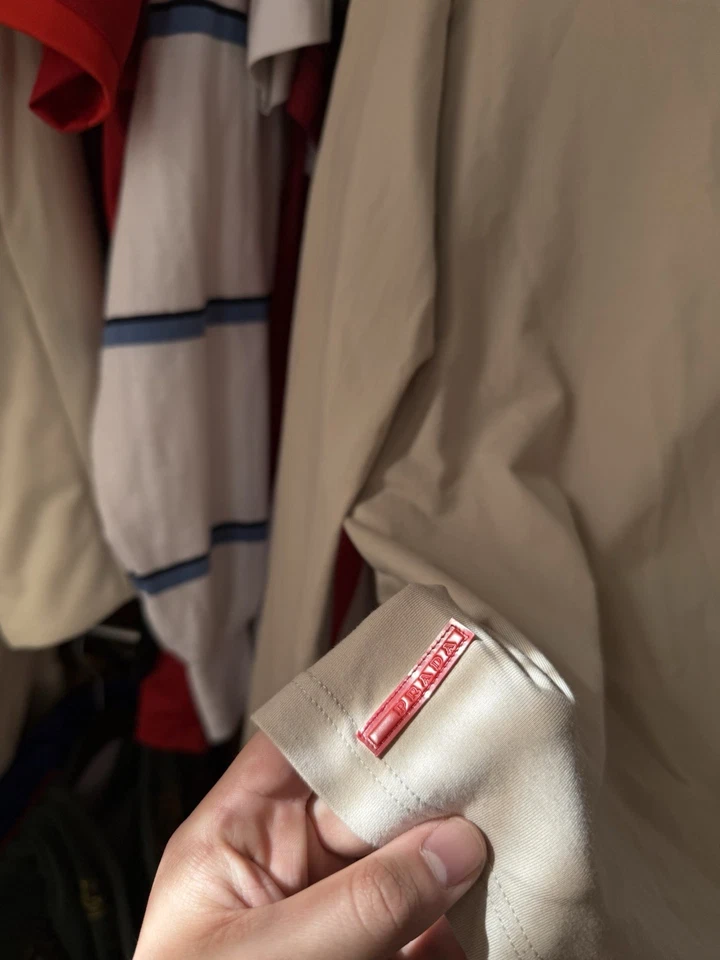 Top deportivo de manga larga PRADA para hombre lengüeta roja vintage años 2000 Y2K hecho en Italia talla L Foto 3 de 4