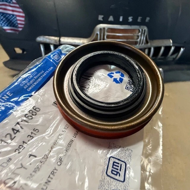 (1) 12471686 NEW GM OEM REAR AXLE SEAL CHEVROLET GMC CADILLAC 291-315 - Image 3 of 4