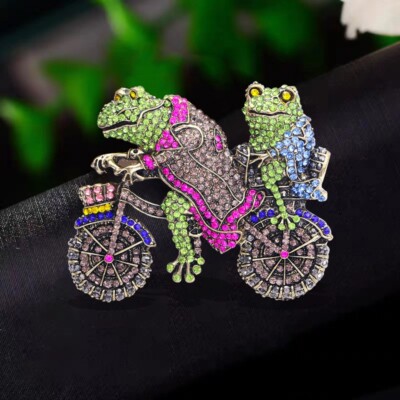 Vintage Funny Cycling Frog Brooch Creative Animal Sparkling Pin Accessories