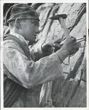 1960 Press Photo Marine PFC Swenson begins rope climb up the face of a cliff