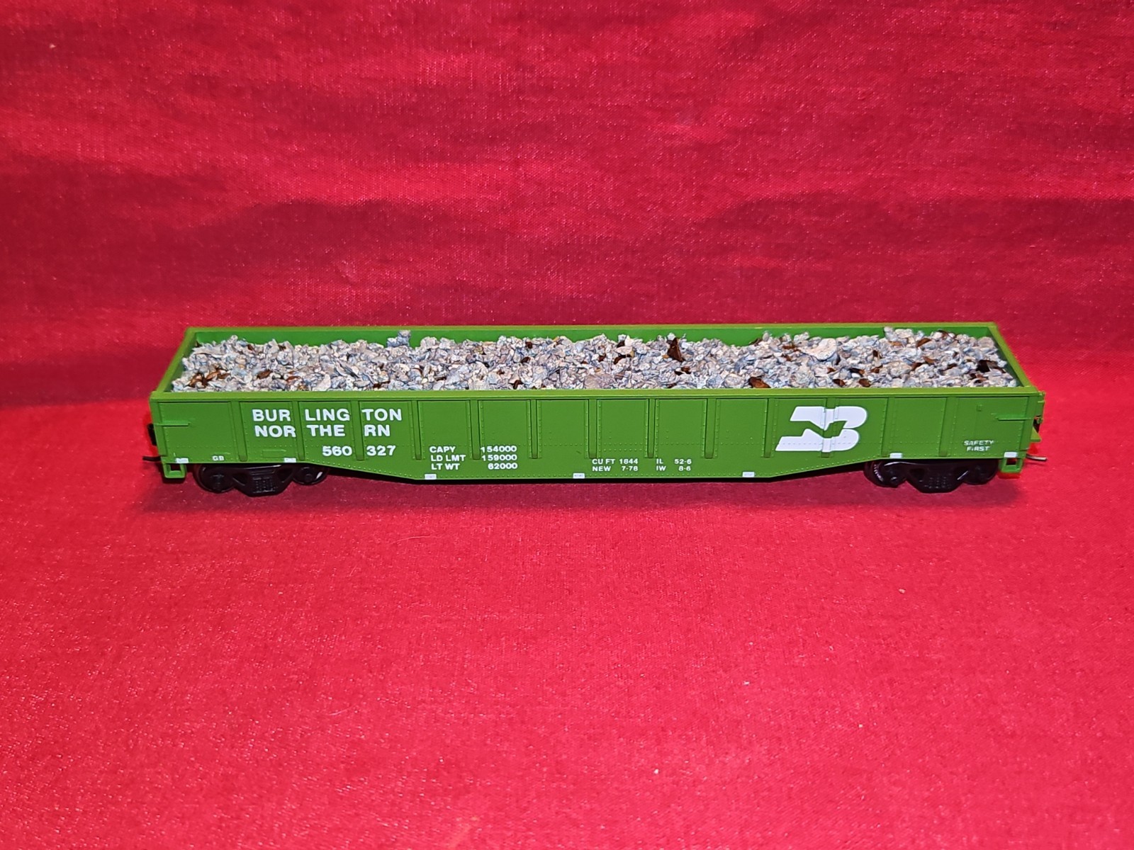 HO Burlington Northern BN Gondola Car W/Cargo # 560327