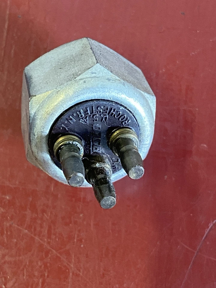 1955 1956 PACKARD 3- TERMINAL HYDRAULIC STOP BRAKE LIGHT SWITCH - Imagem 2 de 4