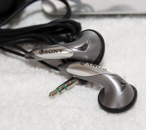 Creative Nomad Jukebox Zen Portable MP3 Player Case Sony Earbuds Bundle Untested - Picture 2 of 15