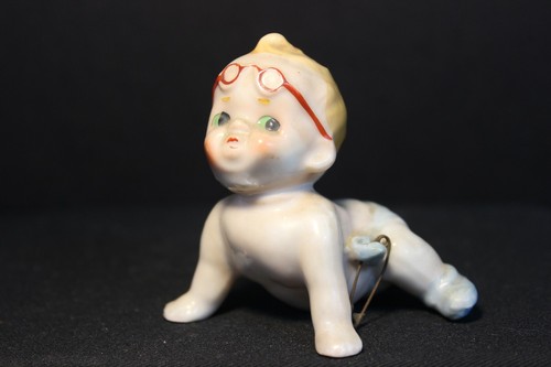 De colección China/Cerámica - Bebé niño gateador en pañal azul con alfiler y gafas - Imagen 1 de 6