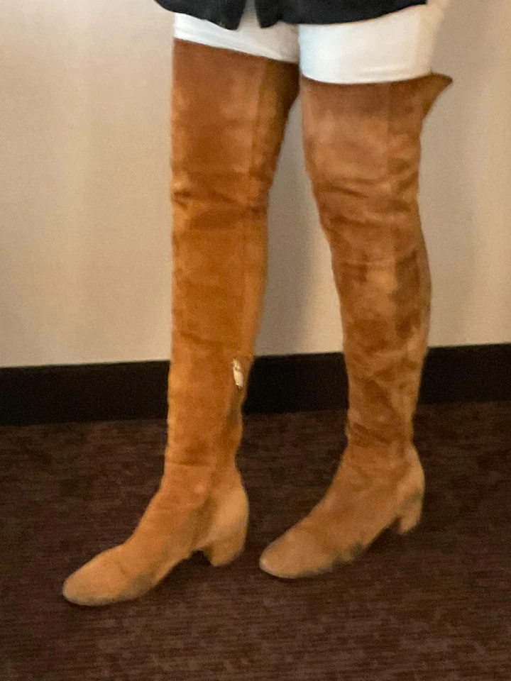 Preciosas botas Gianvito Rossi súper suaves de gamuza caramelo sobre la rodilla Foto 4 de 4