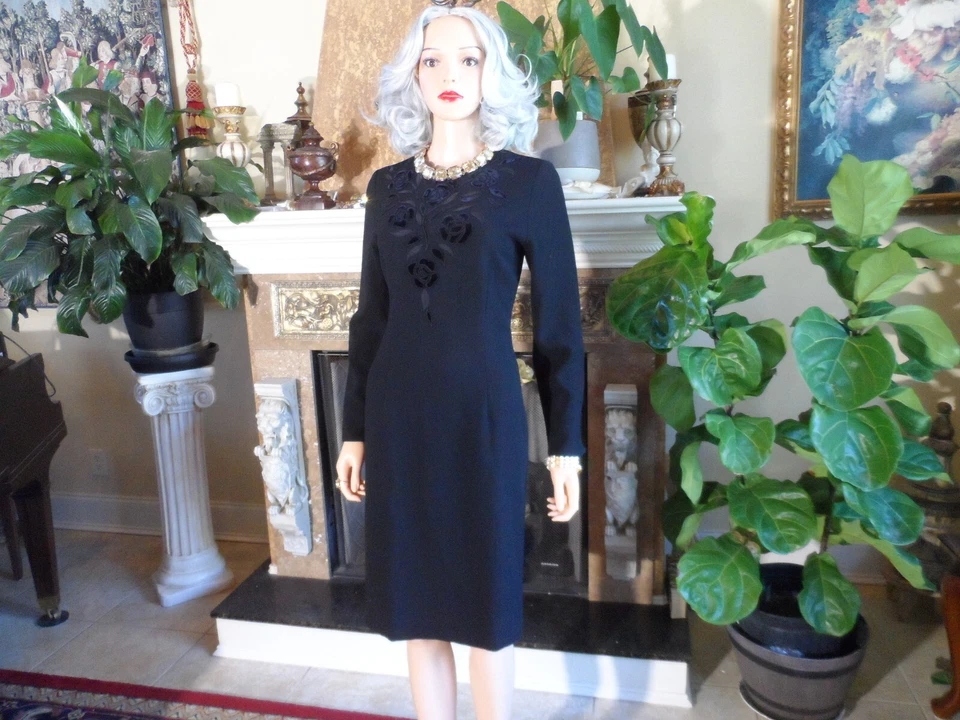 Valentino Black Wool Sheath Dress w/ Front Floral Applique Detail Size 40-8 - Image 4 of 4