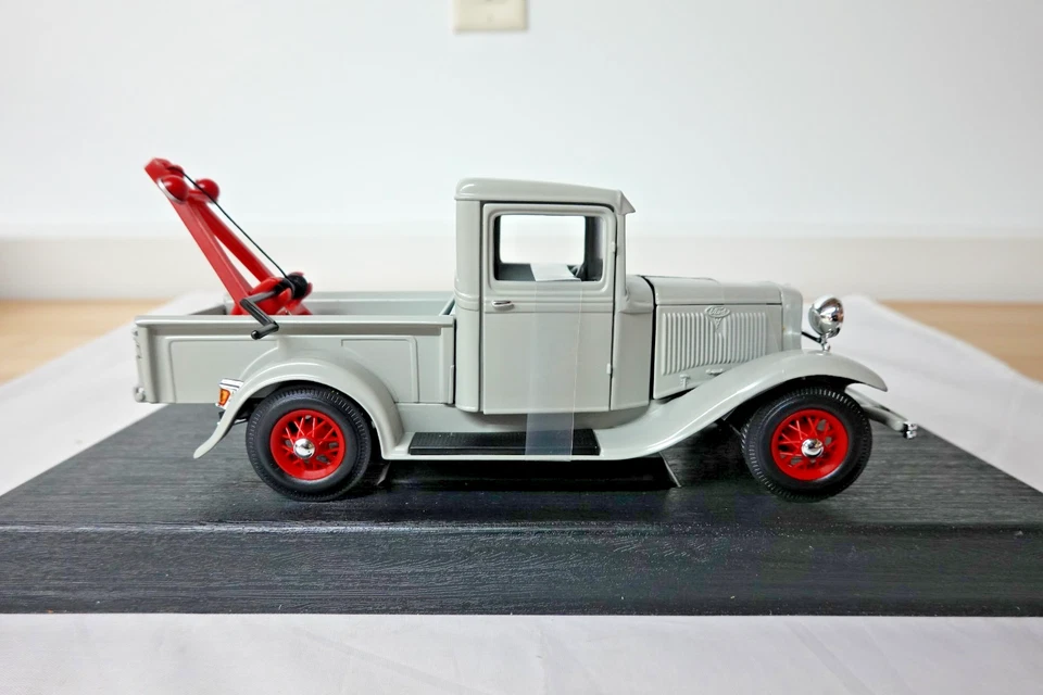 Yat Ming 92257 Gray 1934 Ford Pick Up Wrecker Road Legends Collection 1:18 Scale - Image 4 of 4