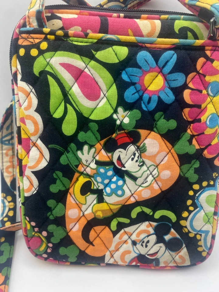 🌸 Bandolera Vera Bradley × Disney “Mickey Mouse Paisley” - Patrón retirado NUEVO SIN ETIQUETAS Foto 3 de 4