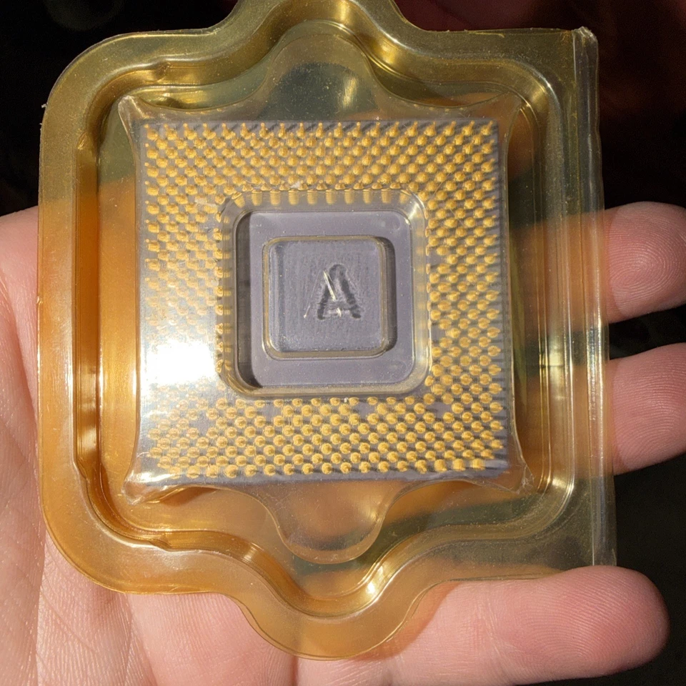 AMD Athlon A1000AMT3B 1GHz/1000Mhz (Socket 462) CPU Chip - Image 2 of 3